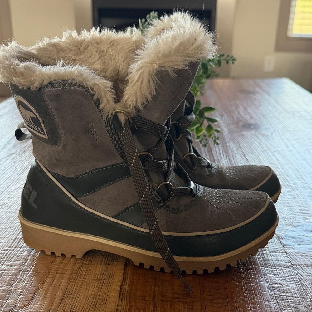 Sorel Women's Black and Tan Winter Boots